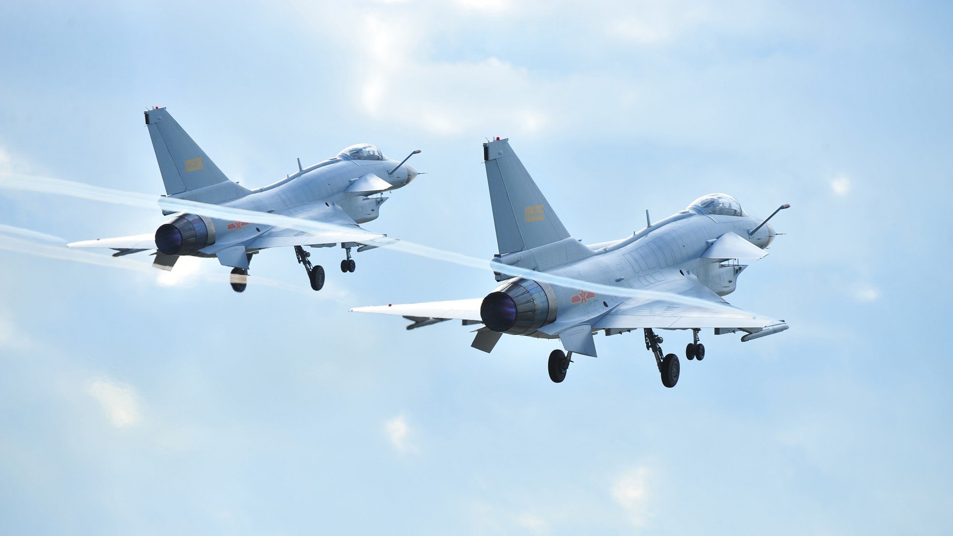 b体育APP-_穿越荒漠：沙丘之上的极限越野赛_，沙漠越野比赛视频