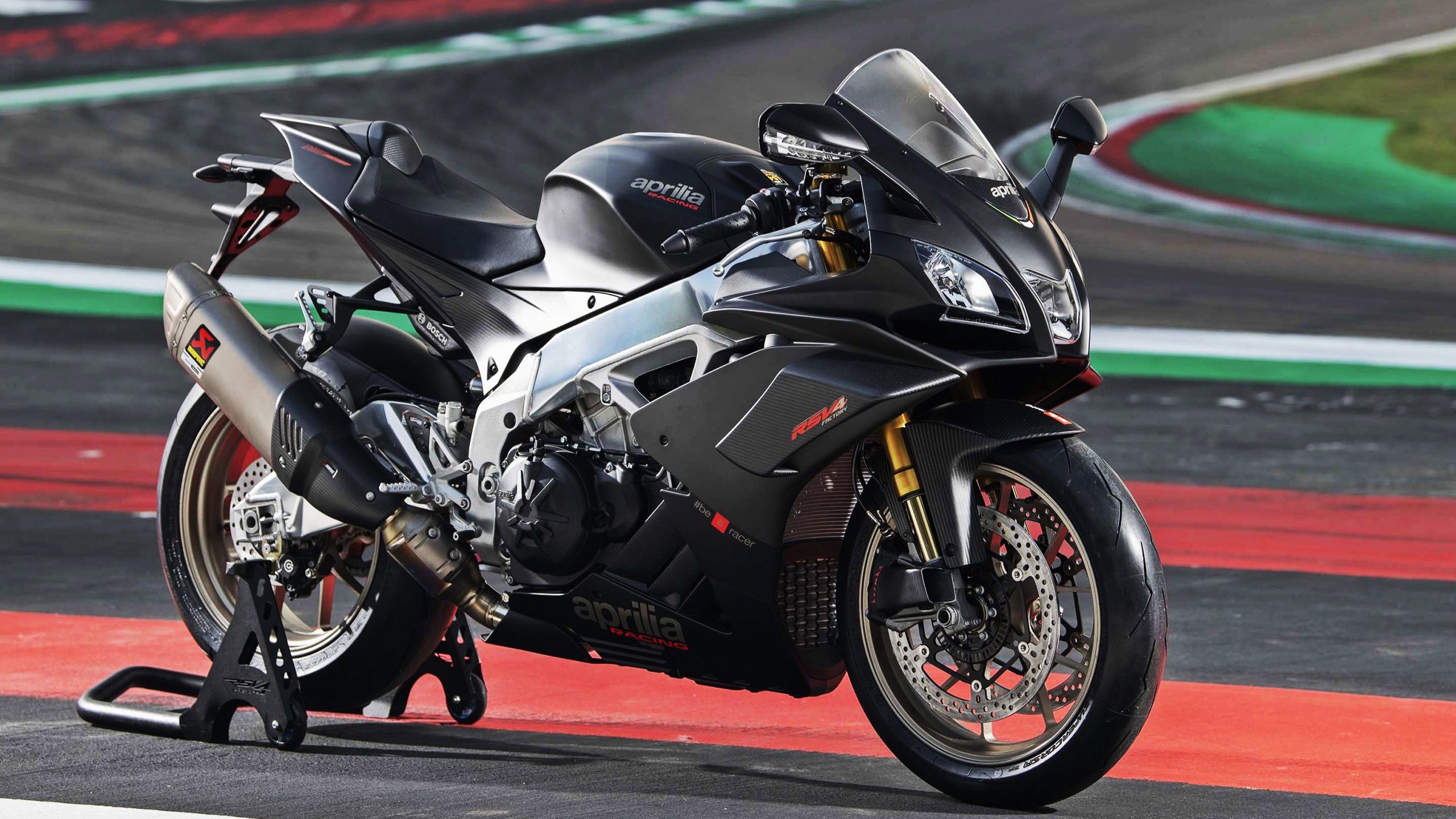 英格兰马术队在巴黎奥运会盛装舞步比赛中获得第八名,展现出色表现。