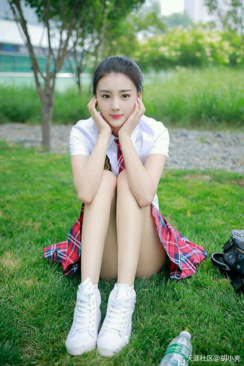 球员在比赛中展现出高超的个人技术,描述赛场上的球员