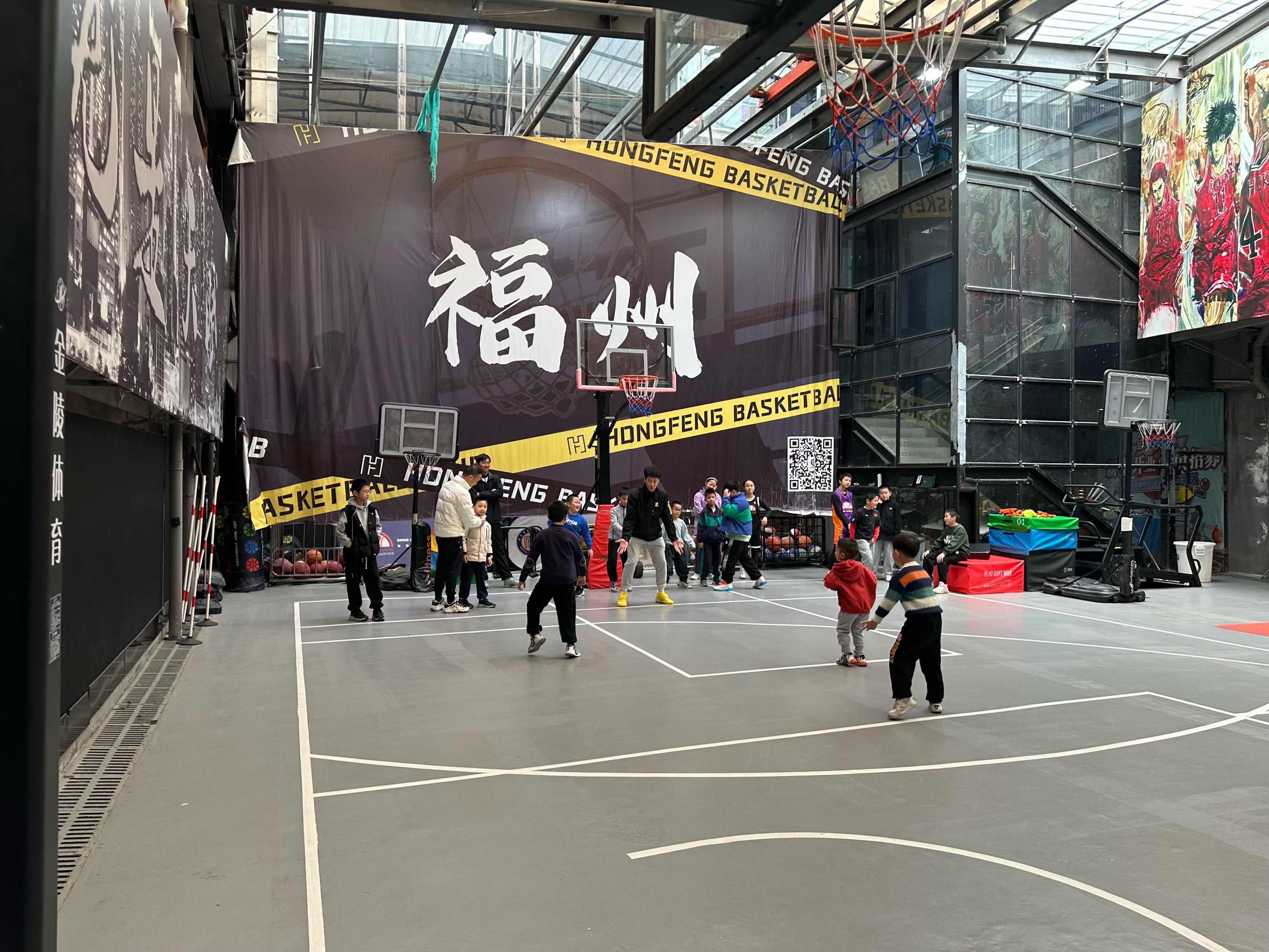 B体育官方网址：篮球主题的文化创意活动：让篮球融入生活的简单介绍