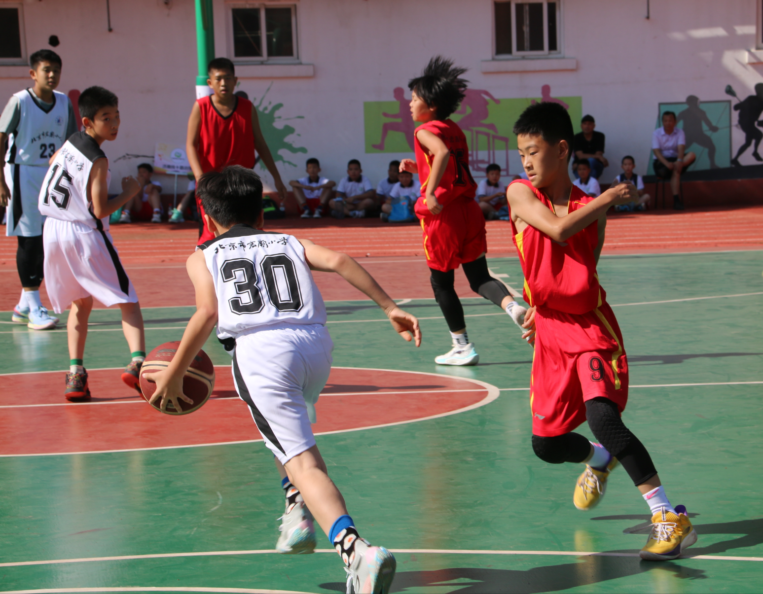 B体育官方网址：篮球公益：用篮球点亮希望，助力青少年健康成长的简单介绍