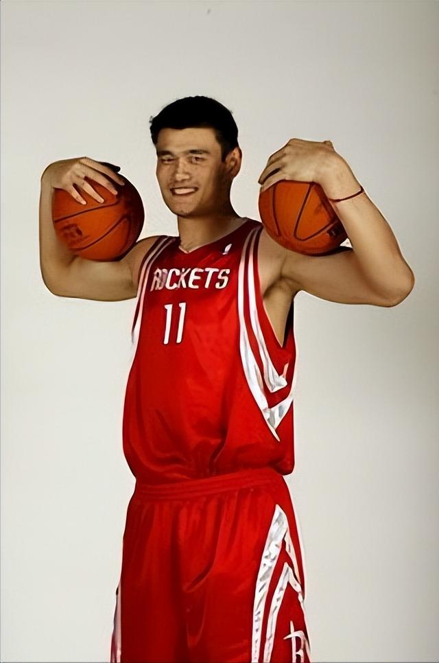 B体育官方网址：篮球球星的个人成长经历：家庭、教练与队友的影响的简单介绍