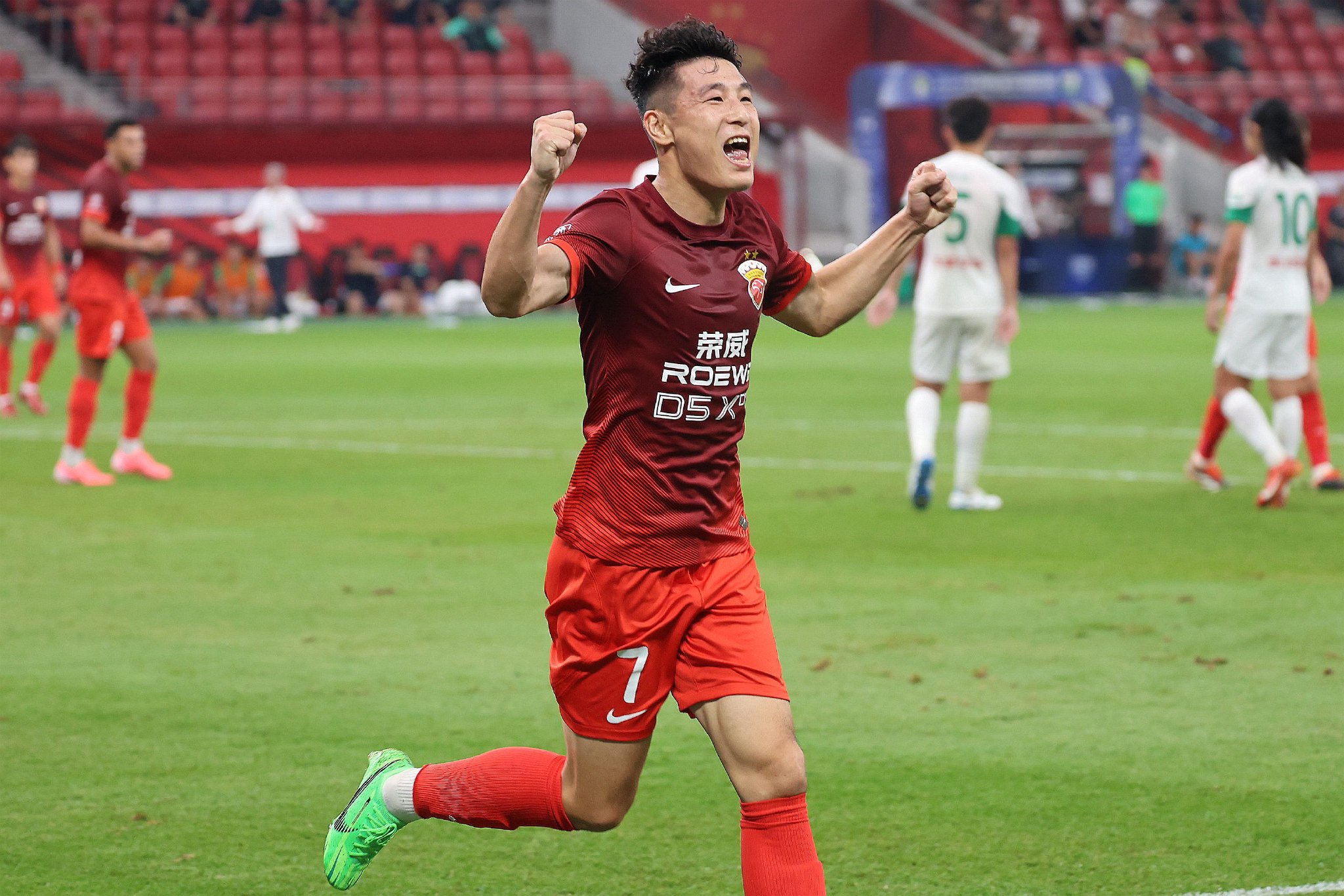 关于B体育平台:上海海港队“人傻钱多”，球迷：有钱也不能这么“任性”！的信息