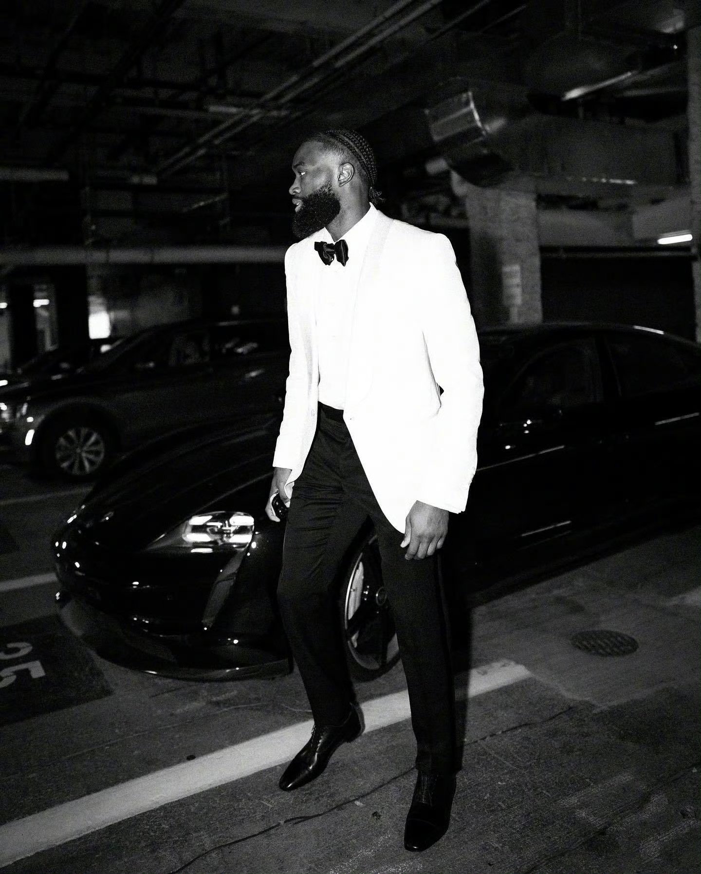 B体育官方网址：篮球球星的个人时尚穿搭：展现球星的个性和品味的简单介绍