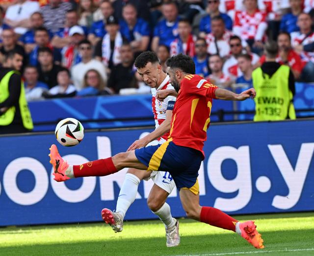 包含B体育:足球队阵容构建的艺术，成功组成战斗组合的词条