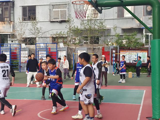 B体育官方网址：篮球训练营的心理辅导课程：帮助青少年球员克服心理障碍的简单介绍