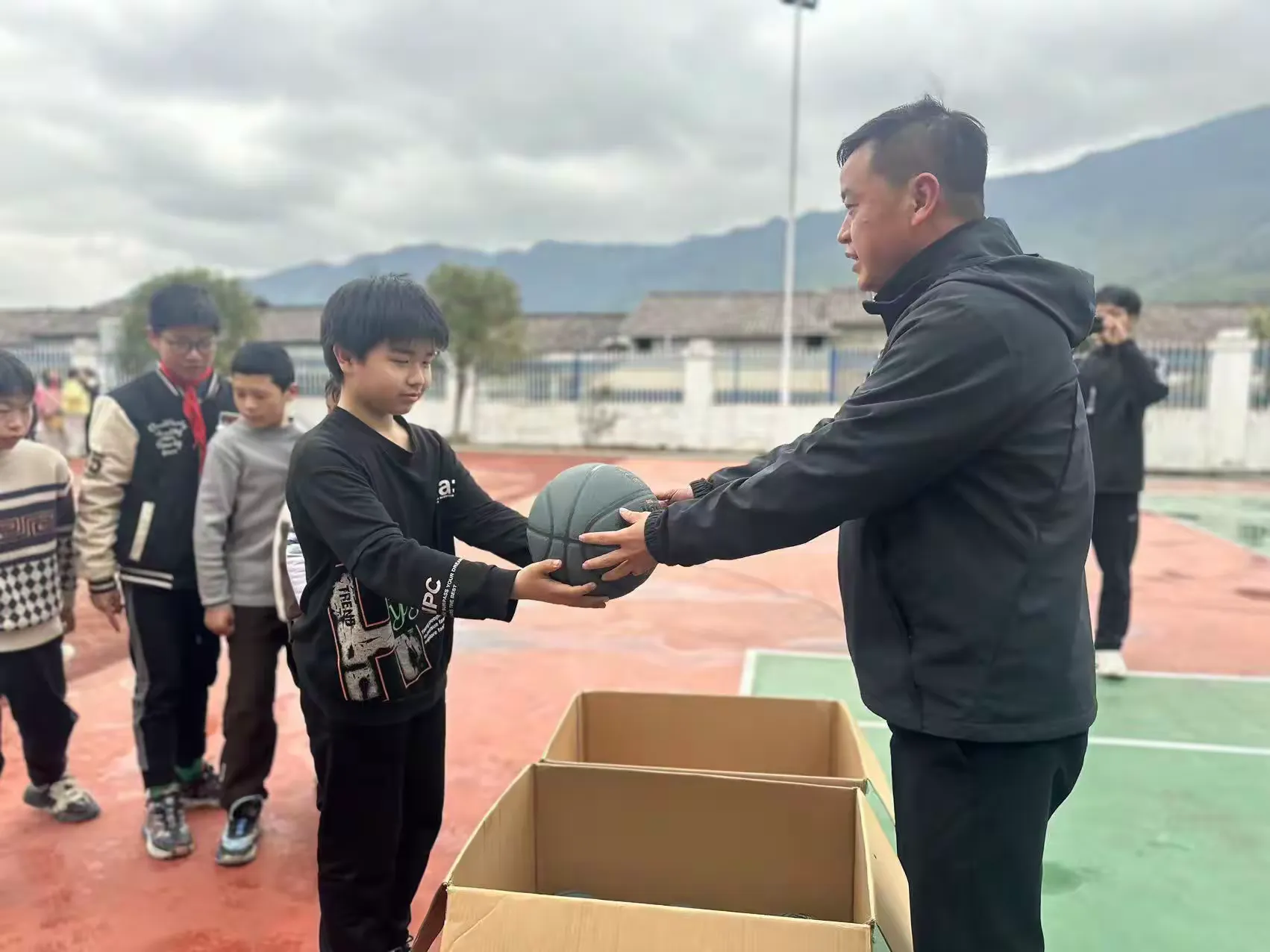 关于B体育官方网址：篮球公益：用篮球传递爱心，帮助更多孩子实现梦想的信息