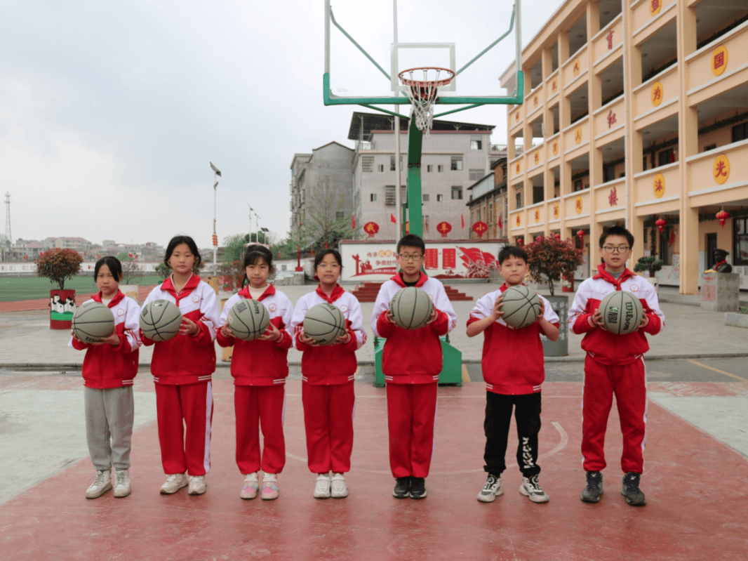 关于B体育官方网址:篮球公益:用篮球传递爱心,帮助更多孩子实现梦想的信息 关于B体育官方网址:篮球公益:用篮球传递爱心,帮助更多孩子实现梦想的信息